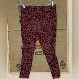 Athleta salutation stash pocket 3/4 Patterned Leggings